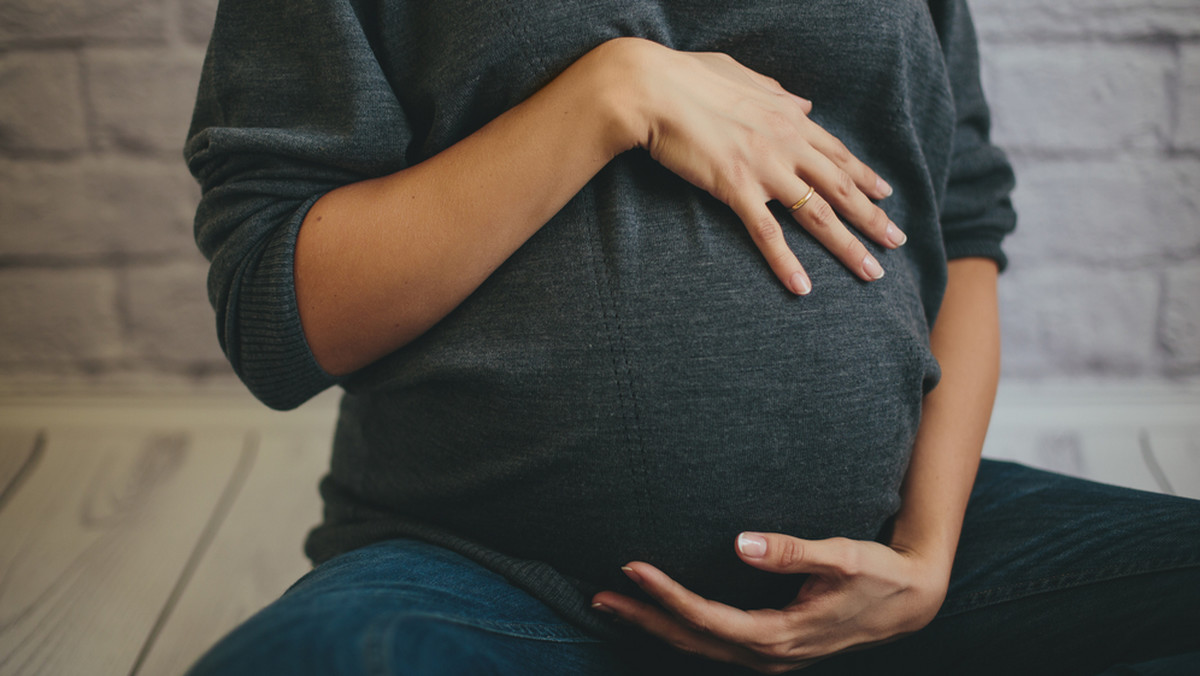 Kobieta zaczęła rodzić, gdy była w drodze do szpitala. Natrafiła jednak na zamknięty przejazd kolejowy - szczęśliwym zbiegiem okoliczności w pobliżu samochodu przechodziła położna - czytamy na portalu epoznan.pl.