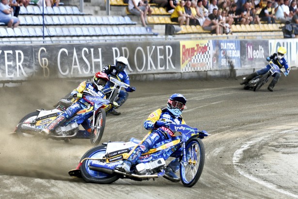 Zawodnicy Moje Bermudy Stal Gorzów Wlkp. Niels Kristian Iversen (kask czerwony) i Bartosz Zmarzlik (niebieski)