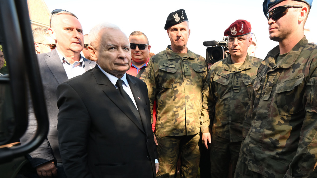 Kaczyński hejtuje Tuska na tle żołnierzy. Jak wojskowi reagują na tę sytuację