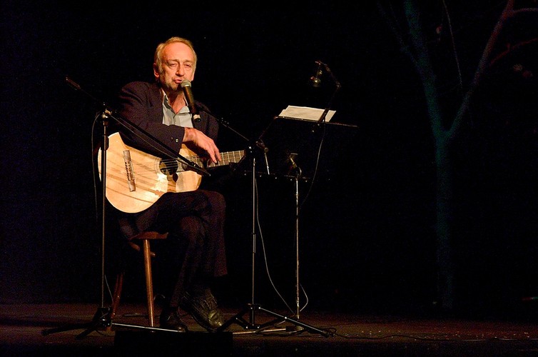 Przemysław Gintrowski podczas koncertu pamięci Marka Kotańskiego 'Daj siebie innym' (2002)