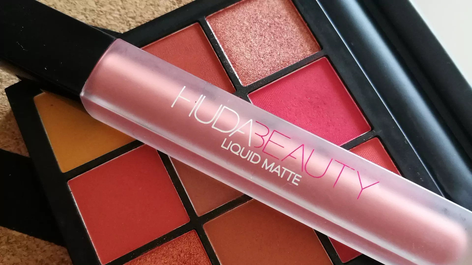 Kultowa płynna matowa pomadka Huda Beauty Liquid Matte. Sprawdzamy to cudo!