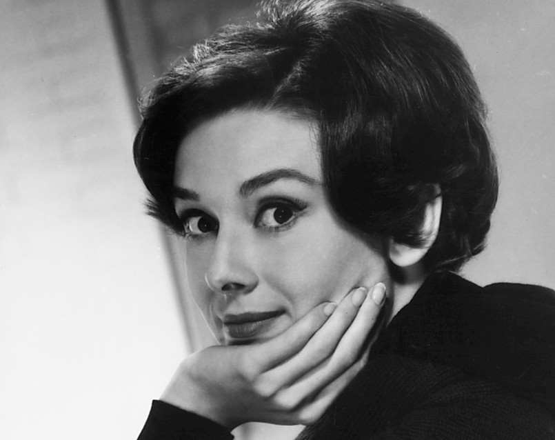 22 lata po śmierci Audrey Hepburn wciąż zachwyca i ciągle jest uważana za ikonę mody (a tą zrobił z niej przede wszystkim twórca kostiumów do filmu "Sabrina" i wieloletni przyjaciel Hubert Givenchy)
