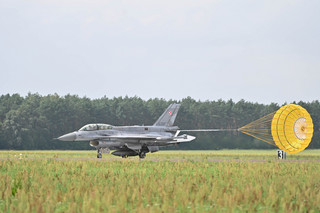 MON: Nie ma w tej chwili dyskusji nad przekazaniem Ukrainie przez Polskę F-16