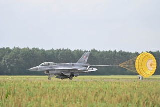 MON: Nie ma w tej chwili dyskusji nad przekazaniem Ukrainie przez Polskę F-16