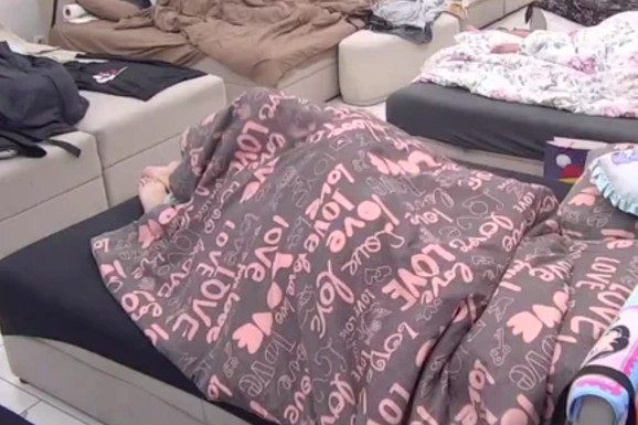 ASMIN I MAJA ZATRESLI KREVET Upaljena svetla u Eliti im nisu smetala: Pokrili se da drugi ne vide šta rade (FOTO)