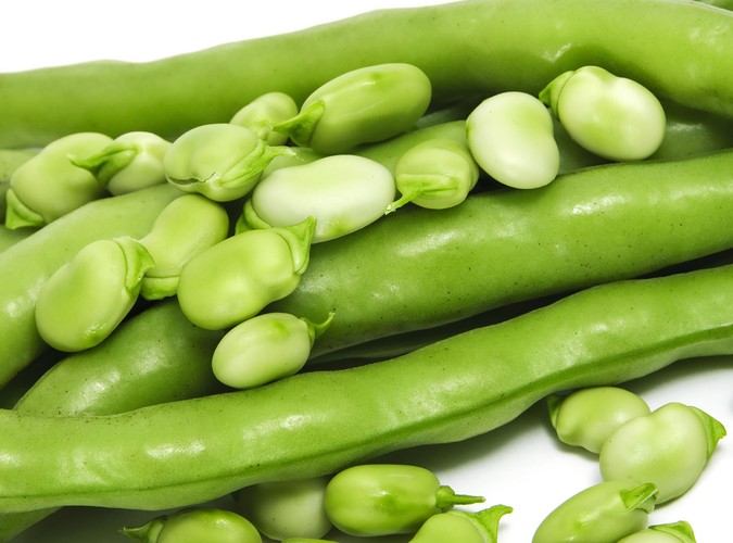 Fasola. Zawarte w niej kwasy tłuszczowe przyspieszają odbudowę i wzmocnienie włosów oraz paznokci. Te działanie potęgują składniki mineralne tj. wapń, fosfor, żelazo, magnez i cynk oraz witamin z grupy B, w które obfituje fasola. Poza tym fasola jest bogata w błonnik, który ułatwia trawienie i pomaga utrzymać prawidłową masę ciała.