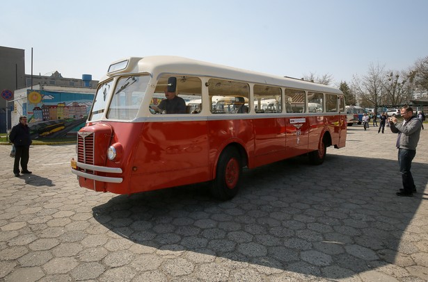 Zwiedzający mogli zobaczyć między innymi odremontowanego Chaussona AH48 z roku 1950 roku i fot. (cat) PAP/Paweł Supernak