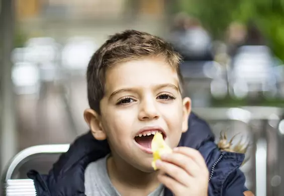Piramida żywienia dla dzieci: problem nadwagi i otyłości dotyczy co trzeciego 8-latka w Polsce