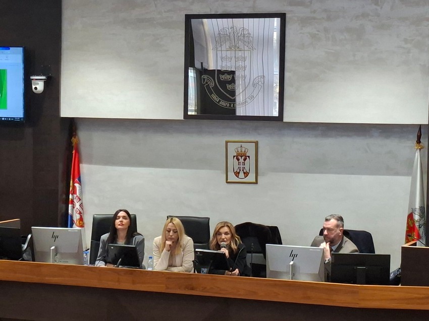 Državna sekretarka u Ministarstvu prosvete Vesna Nedeljković na sastanku sa više od 70 direktora osnovnih i srednjih škola u Kraljevu