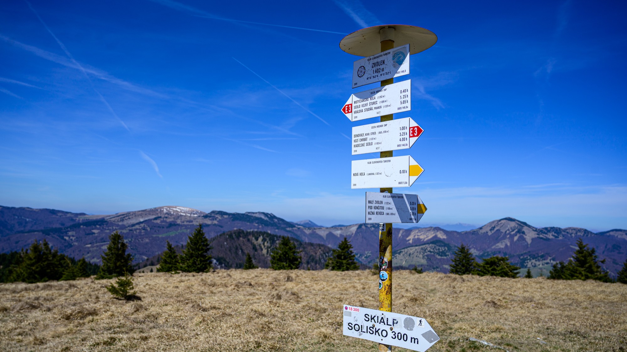 Rázcestník na vrchu Zvolen pri Donovaloch