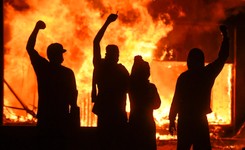 Zamieszki w USA. Trump straszy protestujących wojskiem