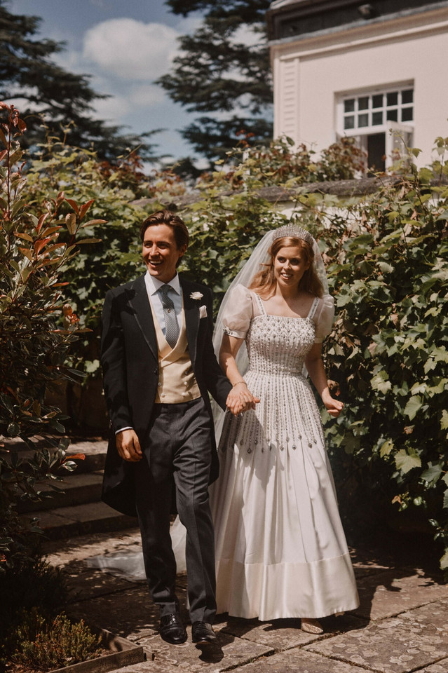 Suknie ślubne w brytyjskiej rodzinie królewskiej: ślub księżniczki Beatrice i Edoardo Mapelli-Mozzi w 2020 r.