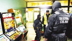 Jednorękich bandytów konfiskowano nielegalnie