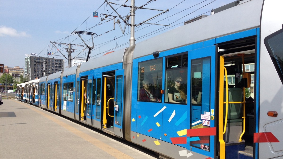 Wrocławskie MPK poszukuje głosu, który będzie zapowiadał przystanki w tramwajach i autobusach. Konkurs w tej sprawie właśnie ogłoszono. Szansę na angaż mają jednak wyłącznie zawodowi lektorzy, najlepiej tacy, którzy mają własne studio nagrań.