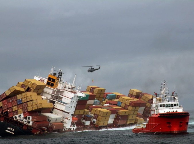 Tonący u wybrzeży Nowej Zelandii statek Rena