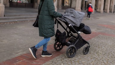 Pijany kierowca wjechał w wózek z dzieckiem. Poprosił policjanta, żeby... nie wzywał policji