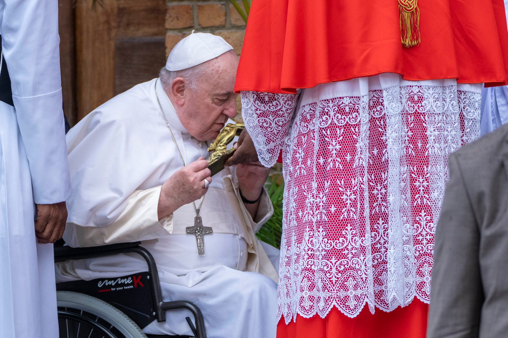 Pápež František zdraví veriacich po jeho stretnutí s kňazmi, duchovnými, vysvätenými ľuďmi a seminaristami pred katedrálou "Notre Dame du Congo" v Kinshase 2. februára 2023.