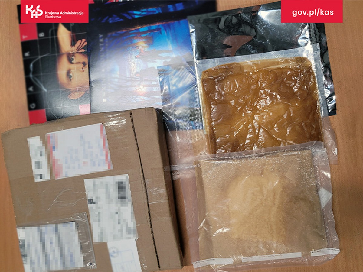 W przesyłce zamiast płyt winylowych były narkotyki