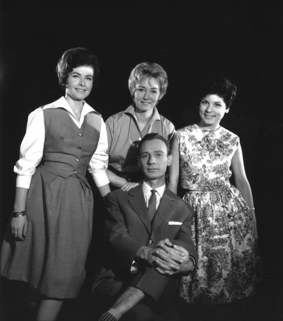A legendás tévébemondók 1967-ben Takács Marika (balra) Lénárd Judit, Tamási Eszter és Varga József / Fotó: Fortepan Rádió és Televízióújság