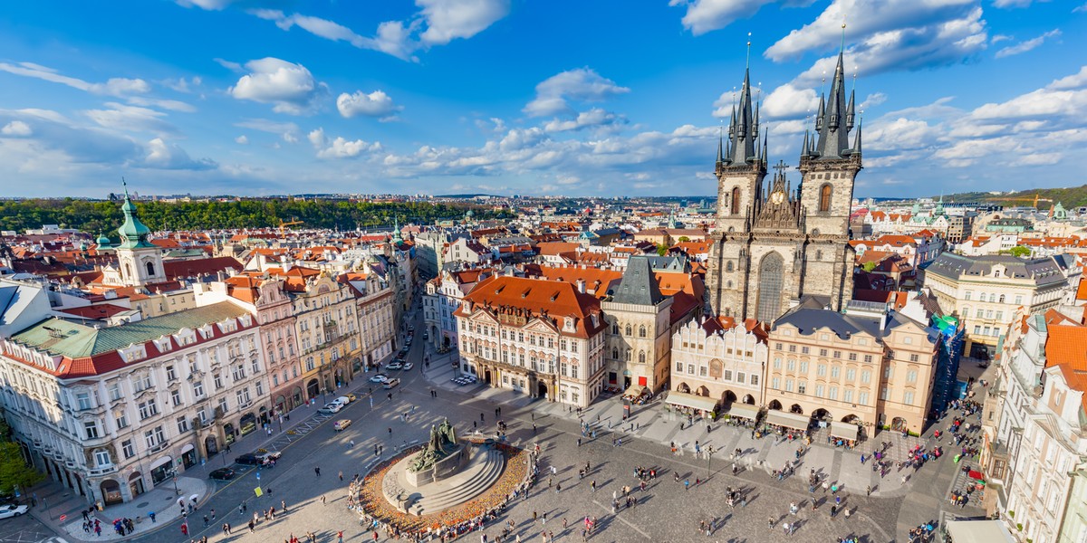 Polska jest przez Czechów uznawana za kraj "zielony", czyli stosunkowo bezpieczny epidemicznie i obecnie przyjazdy nie podlegają żadnym ograniczeniom, ale po 9 lipca osoby niezaszczepione muszą wypełnić formularz rejestracyjny na granicy i przedstawić test.