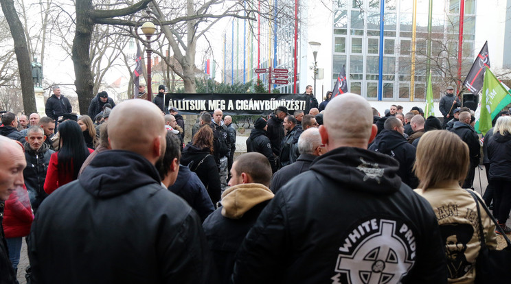 A Mi hazánk tüntetése Miskolcon  KépszövegMiskolc, 2020. február 16.Résztvevők a Mi Hazánk Mozgalom Rendet Borsod megyében! címmel tartott demonstrációján Miskolcon, a Borsod-Abaúj-Zemplén Megyei Kormányhivatal épülete előtt / Fotó: MTI Vajda János