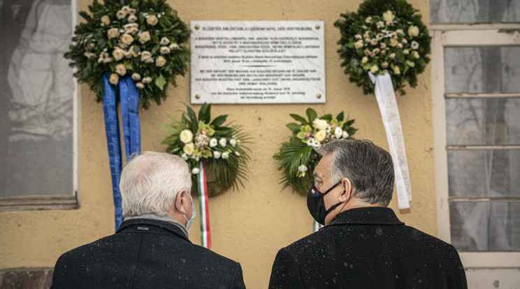 Orbán Viktor megkoszorúzta a magyarországi németség elűzésének emléktábláját Budaörsön /Fotó: MTI/Miniszterelnöki Sajtóiroda/Benko Vivien Cher