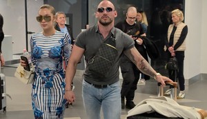 Tea Tairović sa mužem na aerodromu
