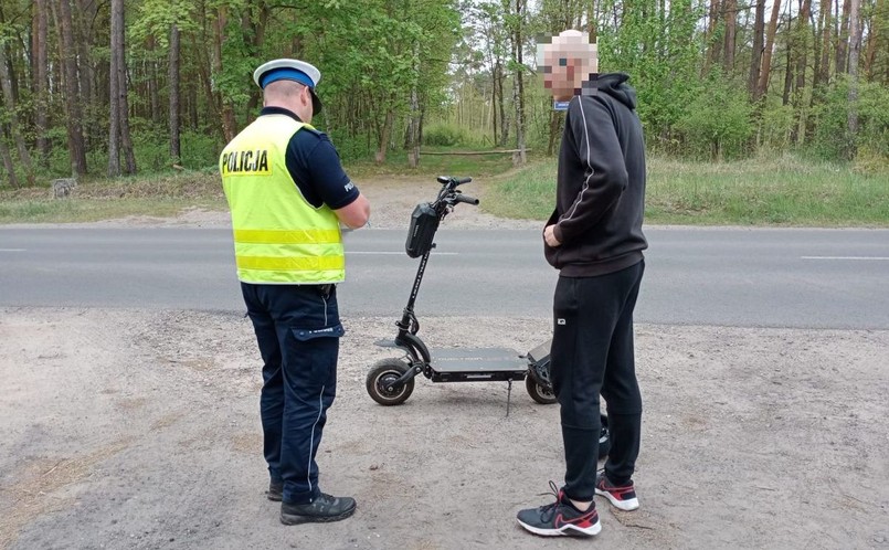 Hulajnogą elektryczną przekroczył prędkość o 30 km/h