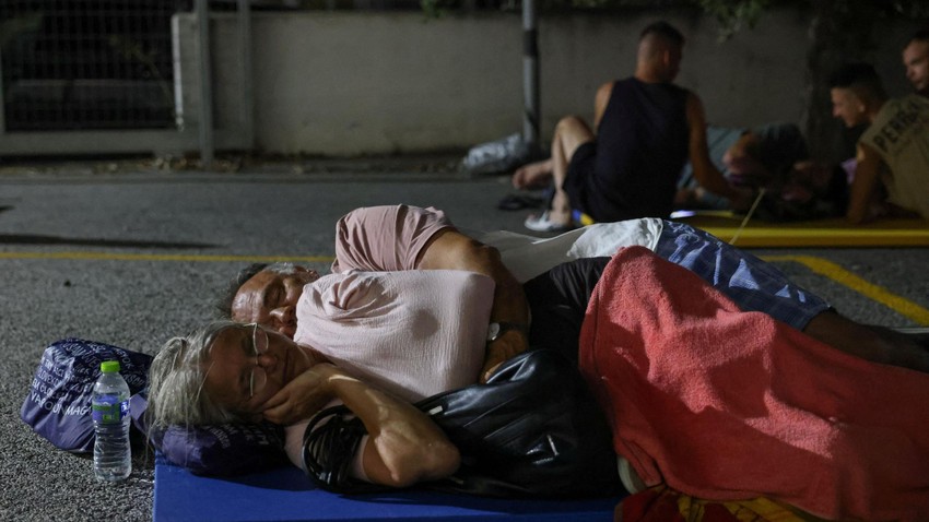 Meštani i turisti noć u Siviriju noć su proveli u improvizovanom smeštaju | Foto: Reuters