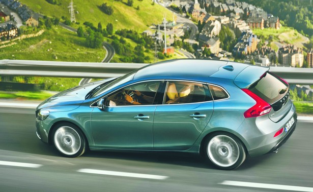 Volvo V40 to pierwszy w historii szwedzkiej marki pełnowartościowy, 5-drzwiowy kompakt. Zaskakuje głównie rozwiązaniami technicznymi – potrafi np. sam zaparkować materiały prasowe