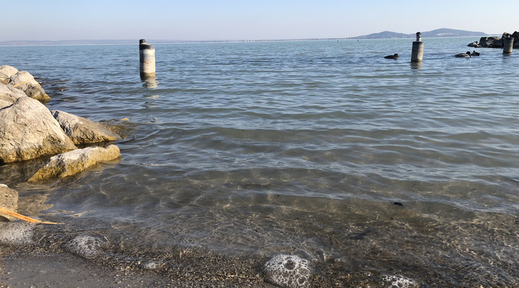 A Balaton vízszintje is egyre alacsonyabb a száraz idő miatt /Fotó: Blikk