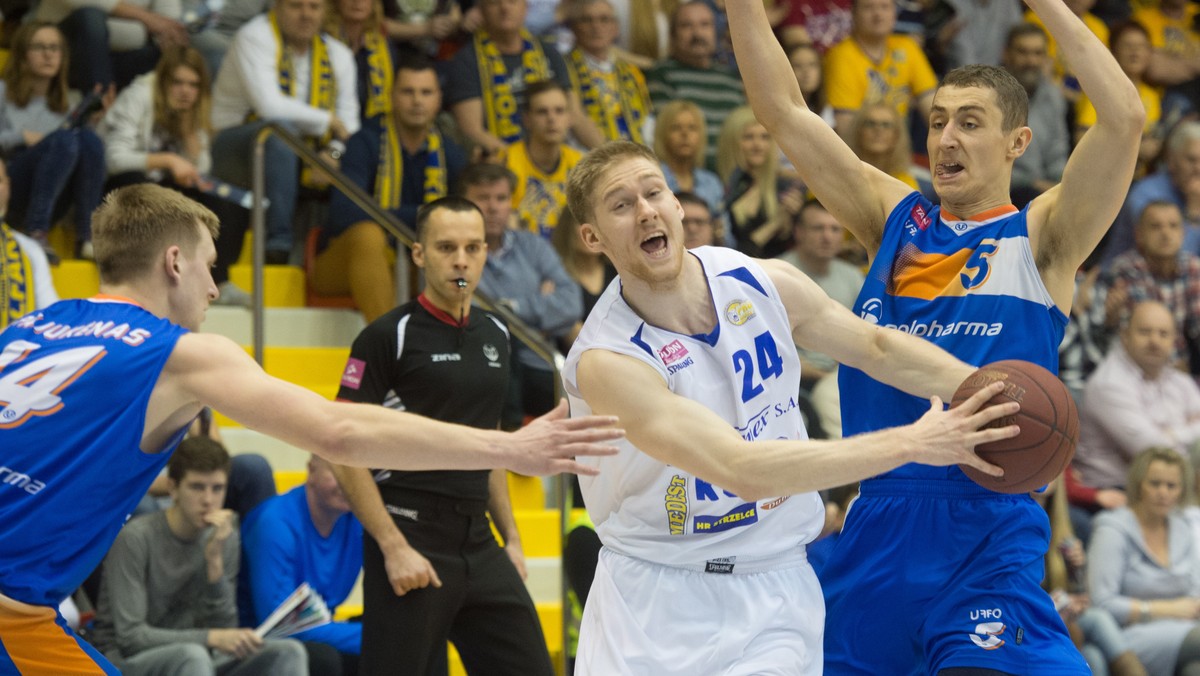 Polfarmex Kutno w meczu 21. kolejki Tauron Basket Ligi ograł we własnej hali Polpharmę Starogard Gdański 92:82 (20:19, 20:21, 32:17, 20:25). Dzięki wygranej ekipa z Kutna znalazła się na piątej pozycji w tabeli rozgrywek.