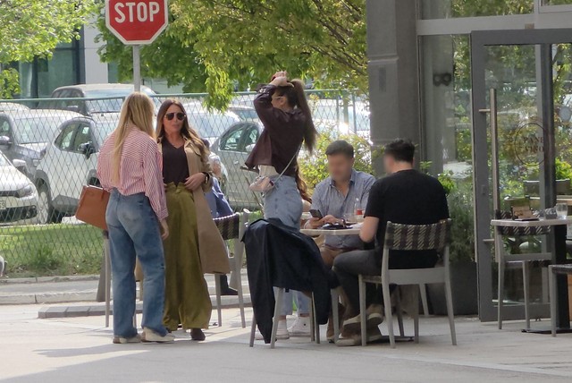 Luna i Anabela u kafiću