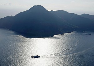 Evakuacija trajektom stanovnika sela Tošima na ostrvu Akuseki 4. jula nakon serije zemljotresa