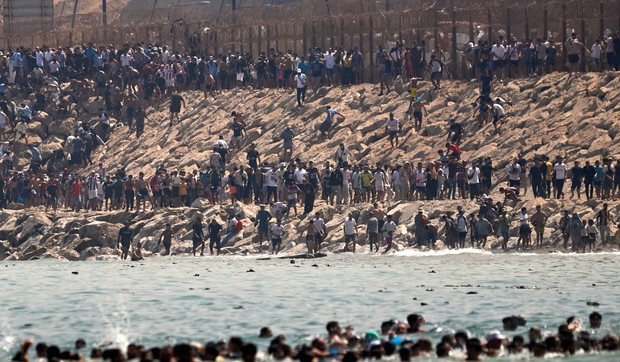 Migranti pokušavaju da pređu iz Maroka u špansku enklavu Seutu, Španija digla vojsku