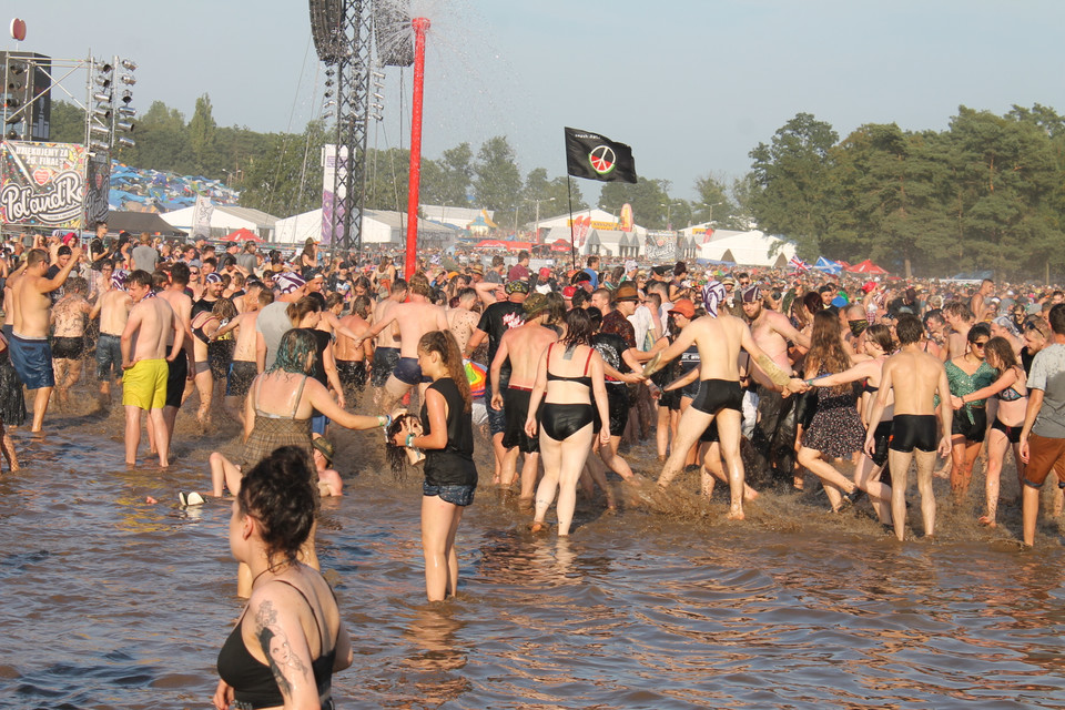 Pol'and'Rock Festival 2018: błotne kąpiele pod "grzybkiem"