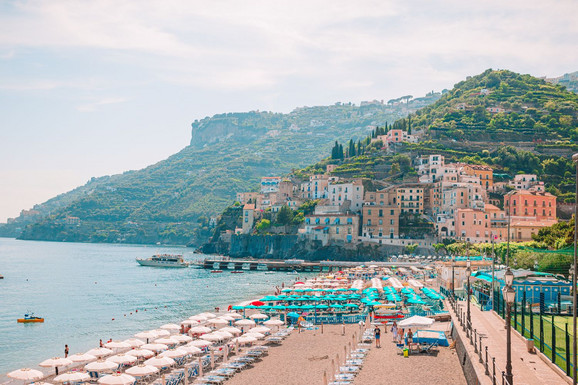 Da li znate gde letuju Italijani kada je prevelika gužva na Amalfi obali? U jednom romantičnom gradu sa zadivljujućim pogledom na more