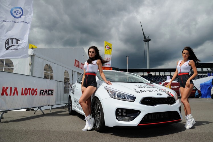 Samochód bezpieczeństwa Kia Lotos Race i dziewczyny
