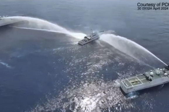 DRAMA U JUŽNOM KINESKOM MORU! Upotrebljeni vodeni topovi protiv dva filipinska patrolna čamca (VIDEO)