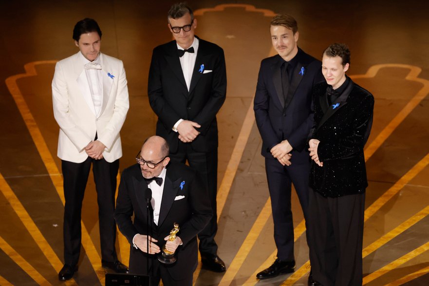 Edward Berger, Daniel Brühl, Malte Grunert, Albrecht Schuch i Felix Kammerer odbierają Oscara za najlepszy film międzynarodowy "Na Zachodzie bez zmian" podczas 95. ceremonii rozdania Oscarów, Hollywood, 12 marca 2023 r.