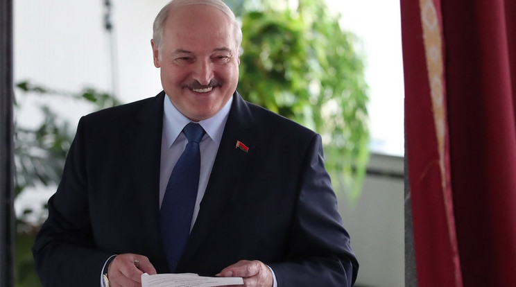 26 éve uralkodik vasmarokkal a fehéroroszok felett Lukasenka, aki a gyanú szerint elcsalta a mostani választást is. / Fotó: MTI EPA Taccjana Zenkovics