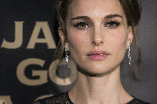 Natalie Portman piękną i tajemniczą damą w czerni [ZDJĘCIA]