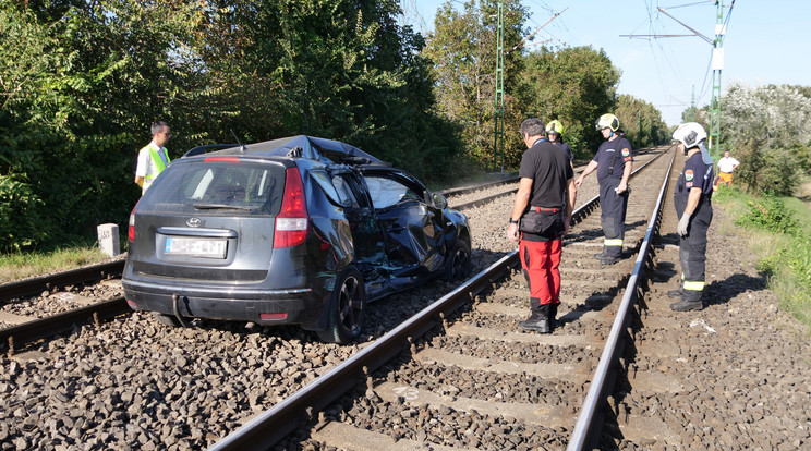 HÉV és autó ütközött Szigetszentmiklóson /Fotó: MTI/Mihádák Zoltán