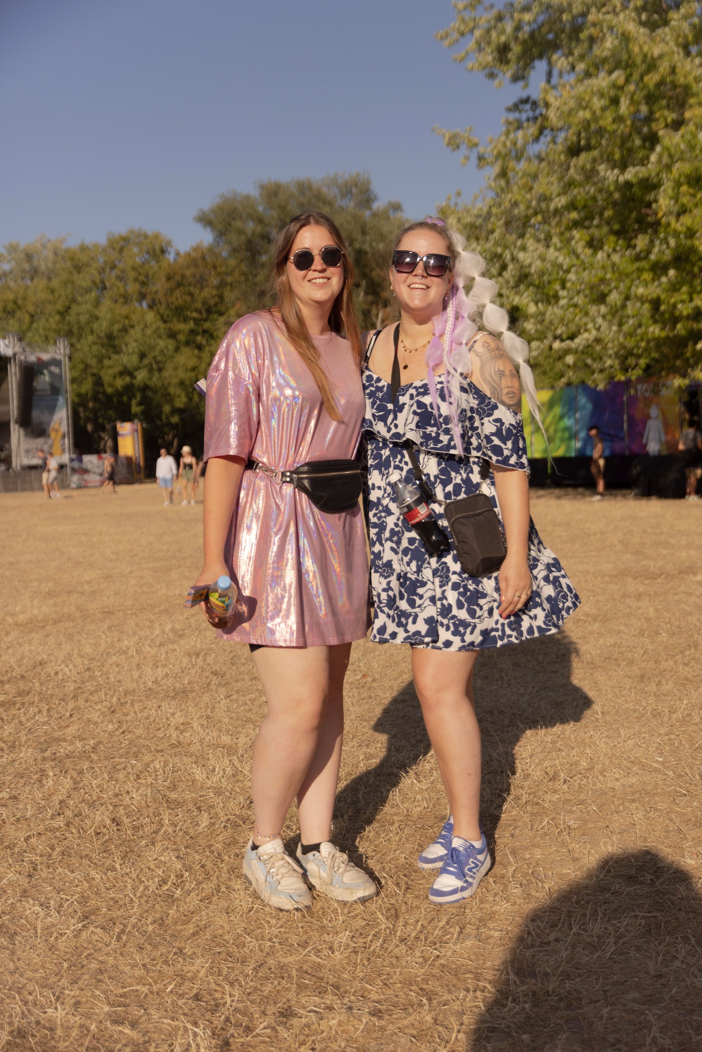 Csillámok és virágminták, amikkel nem lehet hibázni a Sziget idején - Danique (Hollandia) - Ruha, napszemüveg és ékszerek: SHEIN, Táska: COWBOYS BAG, Tornacipő: NUBIKK | Marieke (Hollandia), Ruha SHEIN, Napszemüveg: ETOS, Táska C&A, Tornacipő NEW BALANCE 