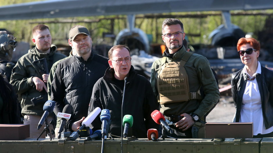 Mariusz Kamiński przemawia w Hostomelu. Za jego lewym ramieniem Michał Gołkowski