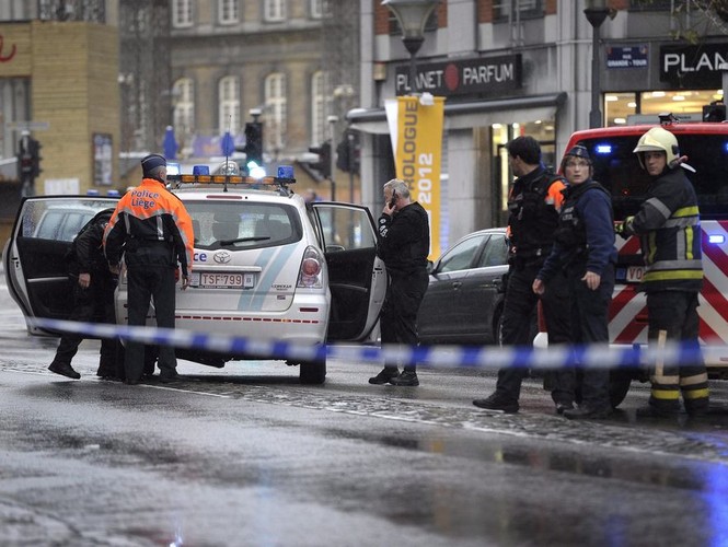 Zamachowiec, który zginął, miał się nazywać Nordine Amrani. Jego auto znaleziono niedaleko placu Saint-Lambert