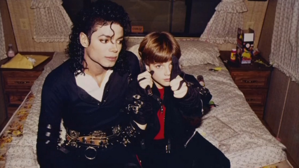 Stacja HBO odniosła się do zarzutów spadkobierców Michaela Jacksona, którzy wytoczyli jej proces za złamanie kontraktu. Zdaniem zarządców majątkiem piosenkarza HBO nie miało prawa przedstawiać Jacksona w negatywnym świetle, tak jak się to stało w dokumencie "Leaving Neverland". Stacja odpowiada, że umowa ta dawno już wygasła.