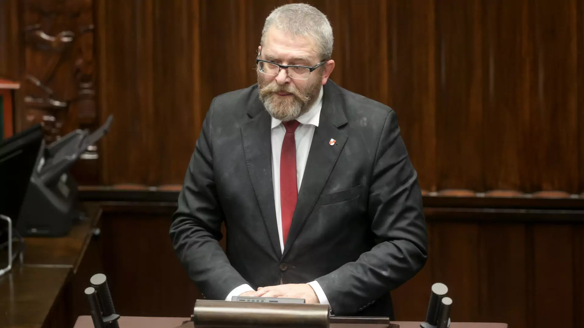 Braun wnosi do Sejmu broń? Przerażona straż zaalarmowała Hołownię