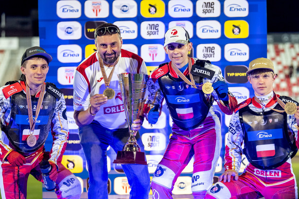 Reprezentacja Polski ze złotymi medalami - od lewej: Wiktor Lampart, trener Rafał Dobrucki, Jakub Miśkowiak i rezerwowy Mateusz Cierniak (rezerwowy) na podium finałowych zawodów drużynowych mistrzostw świata juniorów na żużlu