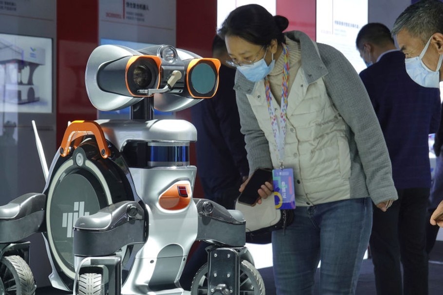 Prezentacja inteligentnego robota podczas World Industrial Design Conference 2020 w chińskim Yantai